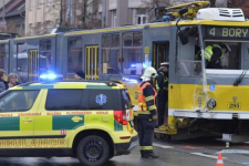 Nehoda tramvaje s velkokapacitním autobusem
